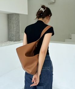 Large capacity shoulder tote bag