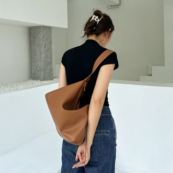 Large capacity shoulder tote bag